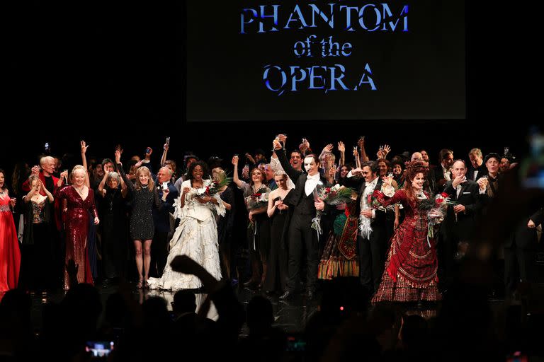 El saludo final del elenco completo de El fantasma de la ópera frente a una platea colmada tanto de público como de artistas que en algún momento formaron parte de la obra