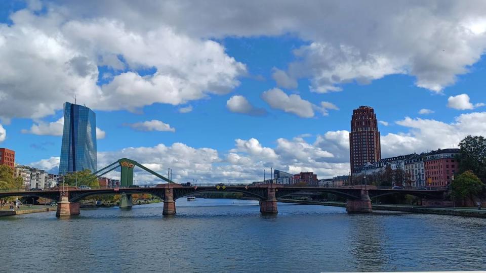 Vista de la sede Banco Central Europeo desde un crucero por el río Meno que atraviesa la ciudad.