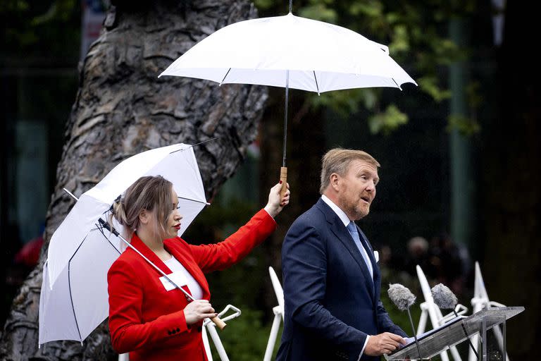 El rey de Holanda, Guillermo Alejandro (d), pronuncia un discurso durante el Día Nacional de Conmemoración de la Esclavitud en el Oosterpark, Ámsterdam, el 1 de julio de 2023. Este año se celebra el 150 aniversario del fin de la esclavitud en las colonias holandesas.