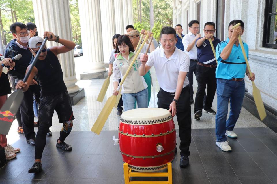 高雄市議會龍舟隊加快集訓腳步，六日聘請教練提供划槳動作及默契培養的專業指導。（記者吳文欽攝）