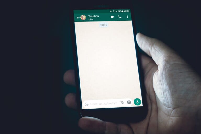 Los jóvenes utilizan el número 143 en sus conversaciones de WhatsApp para expresar 