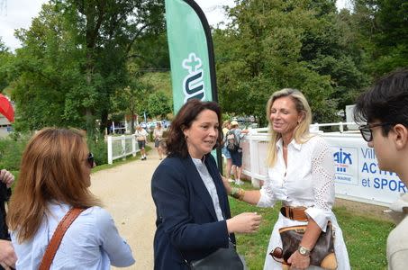 Marina Ferrari, secrétaire d'Etat au numérique et candidate à sa réélection dans la 1re circonscription de Savoie, lors de son passage aux courses hippiques de l'hippodrome d'Aix-les-Bains, le 4 juillet 2024.