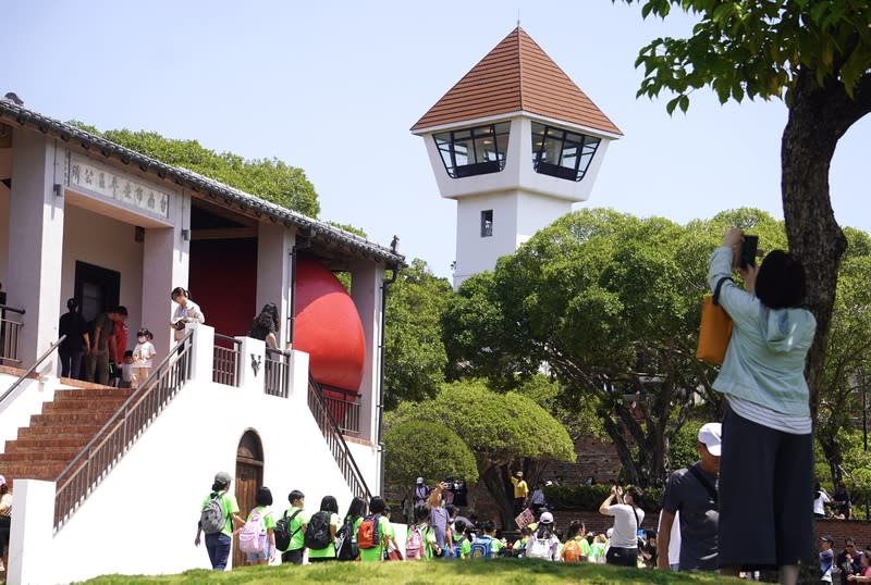 紅球計畫移展安平古堡  民眾取景拍照 紅球台南歷史街區策展行動2日移展安平古堡，在園 區內熱蘭遮博物館廊道角落現身，民眾從不同角度取 景拍照。 中央社記者董俊志攝  113年4月2日 