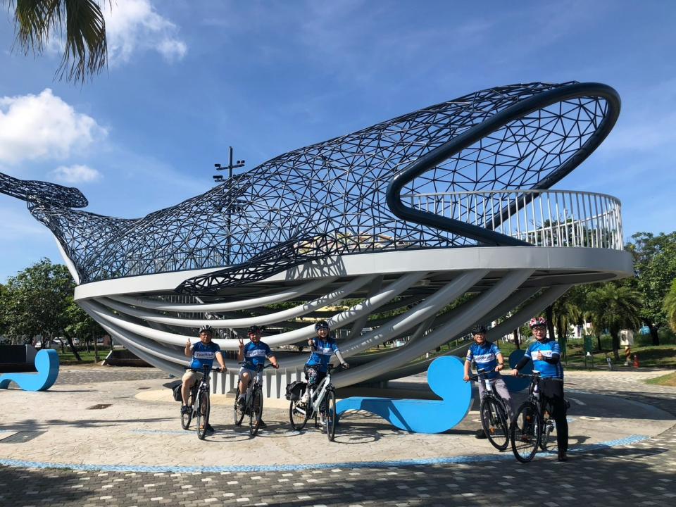 土浦市長率團在安平騎乘自行車，延途欣賞不同景點。台南市政府提供