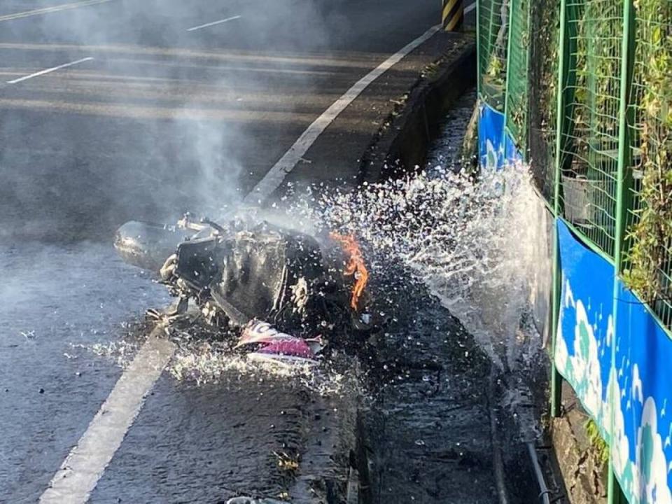 重機撞斷電桿再撞水管起火燃燒，還好騎士只受輕傷。（圖：消防局提供）