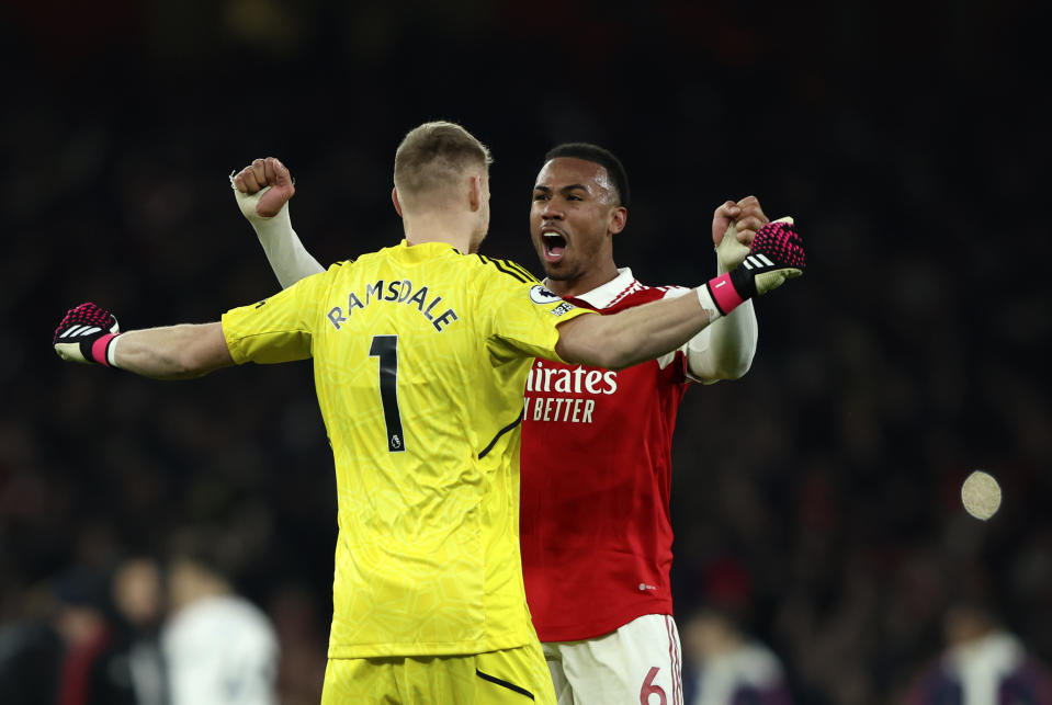 El arquero de Arsenal Aaron Ramsdale (izquierda) y Gabriel festejan la victoria 3-2 ante Manchester United en la Liga Premier, el domingo 22 de enero de 2023. (AP Foto/Ian Walton)