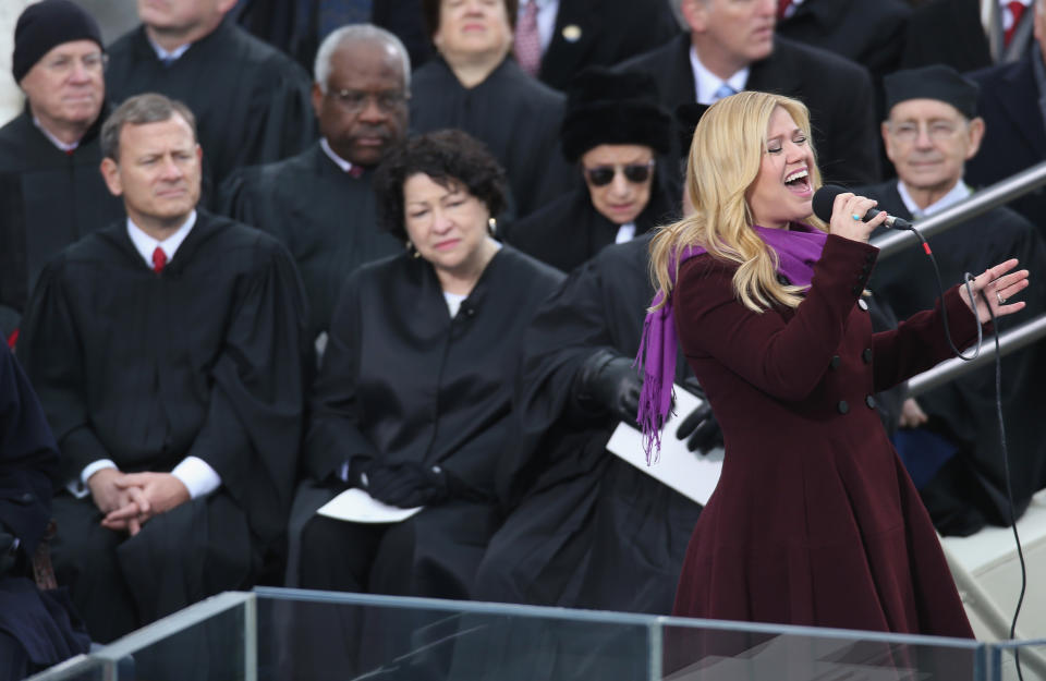 Kelly Clarkson cantando "My Country Tis of Thee" en la toma de posesión de Barack Obama el lunes 21 de enero, 2013, en Washington, DC.  