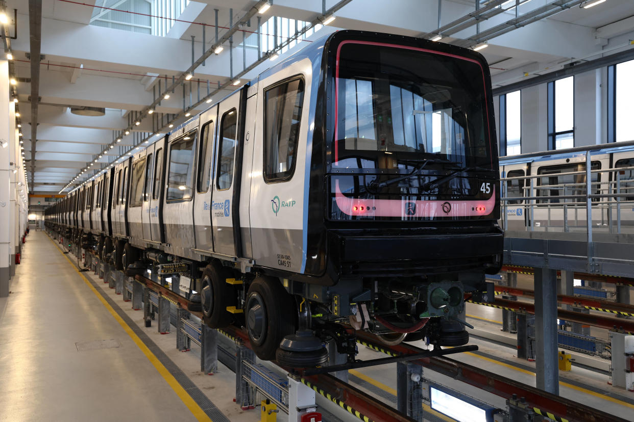 Une rame de métro dans le centre de maintenance pour les rames de la ligne 14, dont le prolongement sera ouvert fin juin 2024, selon Valérie Pécresse.