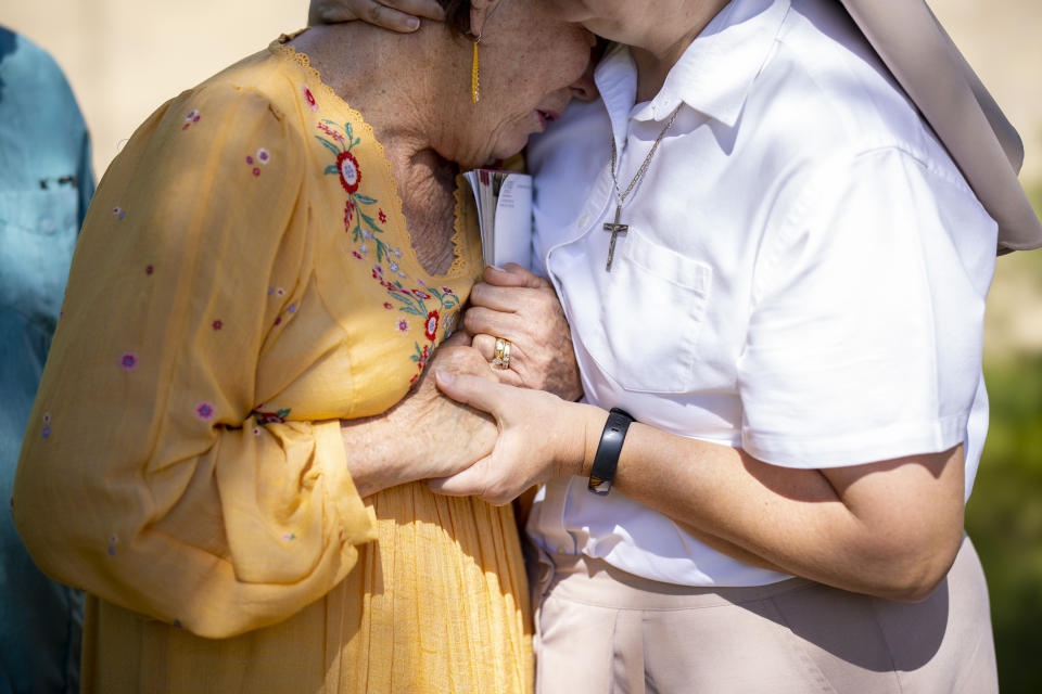 La hermana Clarice Suchy consuela a Orelia Barker tras el tiroteo masivo en la escuela primaria Robb en Uvalde, Texas, el 25 de mayo de 2022. (Ivan Pierre Aguirre/The New York Times)
