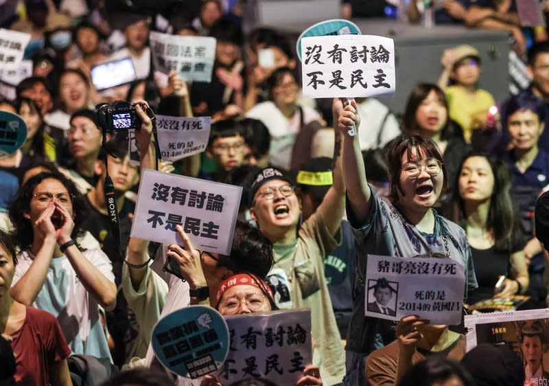 沒有討論不是民主　晚間立院外民眾抗議（1） 立法院會24日再度挑燈夜戰處理國會職權相關修法， 院外抗議修法方晚間8時稱現場達8.5萬人，青島東路 上民眾手持寫有「沒有討論 不是民主」的標語表達立 場。 中央社記者鄭清元攝  113年5月24日 