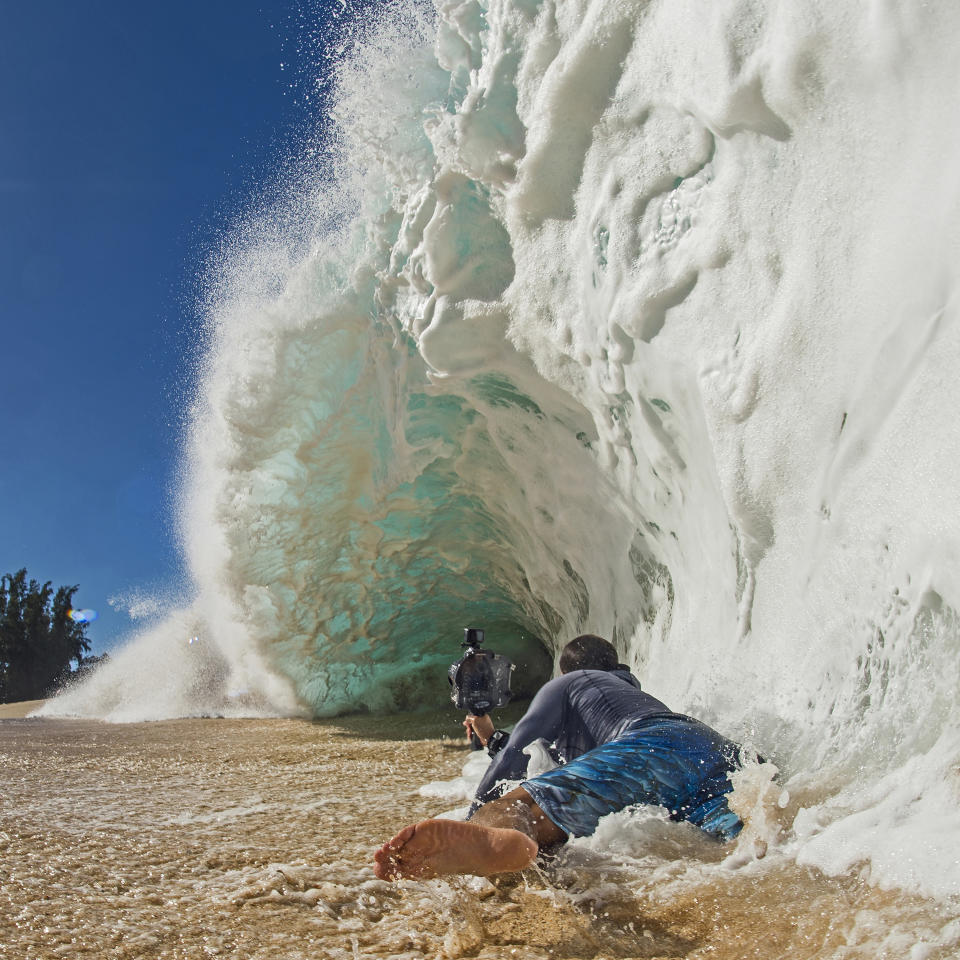 En esta fotografía sin fecha proporcionada por Dane Little, Clark Little fotografía olas en la costa norte de Oahu cerca de Haleiwa, Hawái. (Dane Little via AP)