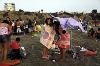 "Aquí viene la gente del pueblo por millares y hay domingos en los que no cabe ni un alfiler", dice Carlos Vergara, un fotógrafo ambulante que ha recorrido las playas de Lima durante 50 años. (AP Photo/Rodrigo Abd)