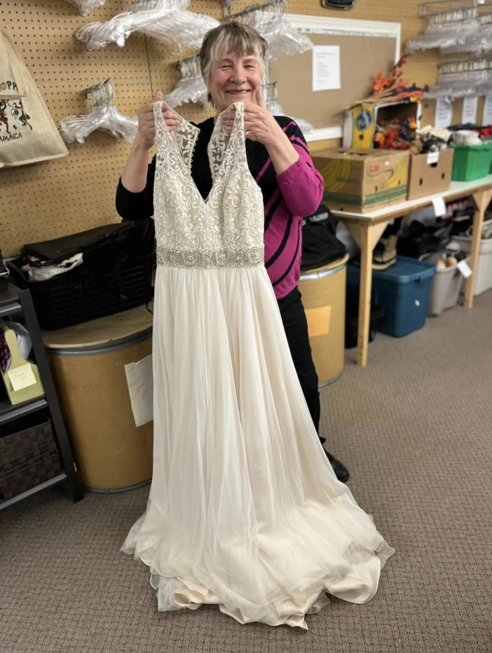 Sheila Kelly, eine ehrenamtliche Mitarbeiterin des St. Vincent de Paul Ladens in Bowmanville, Ontario, fand Walshs verlorenes Brautkleid wieder. (Foto via Facebook)