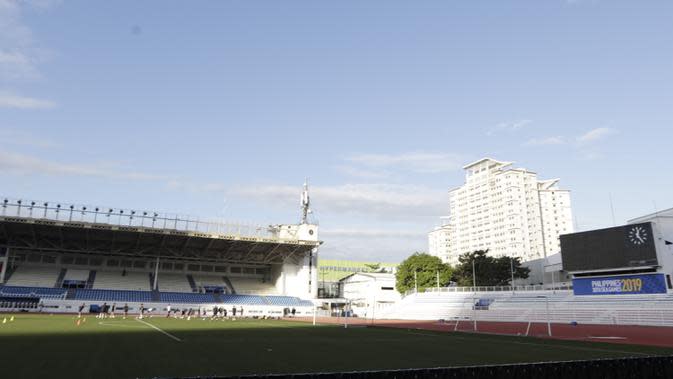 Suasana dari Stadion Rizal Memorial di Manila, Senin (25/11). Lokasi ini akan menjadi venue cabang sepak bola SEA Games 2019. (Bola.com/M Iqbal Ichsan)
