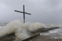 <p>Larger than usual waves crash ashore on Bolivar Peninsula in Galveston, TX on Friday, Aug. 25, 2017, as Hurricane Harvey approaches Texas. (Photo: Guiseppe Barranco/The Beaumont Enterprise via AP) </p>