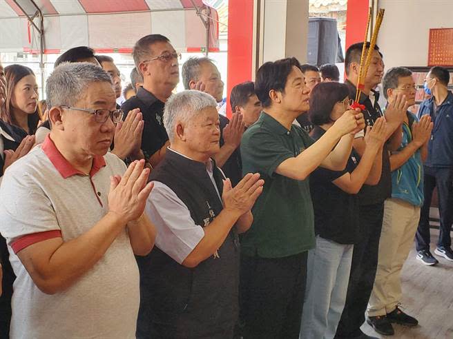 副總統賴清德上香時，雲林縣議會議長沈宗隆（左一）陪同，但從頭到尾都未發言，賴清德致詞時他已離席。（周麗蘭攝）