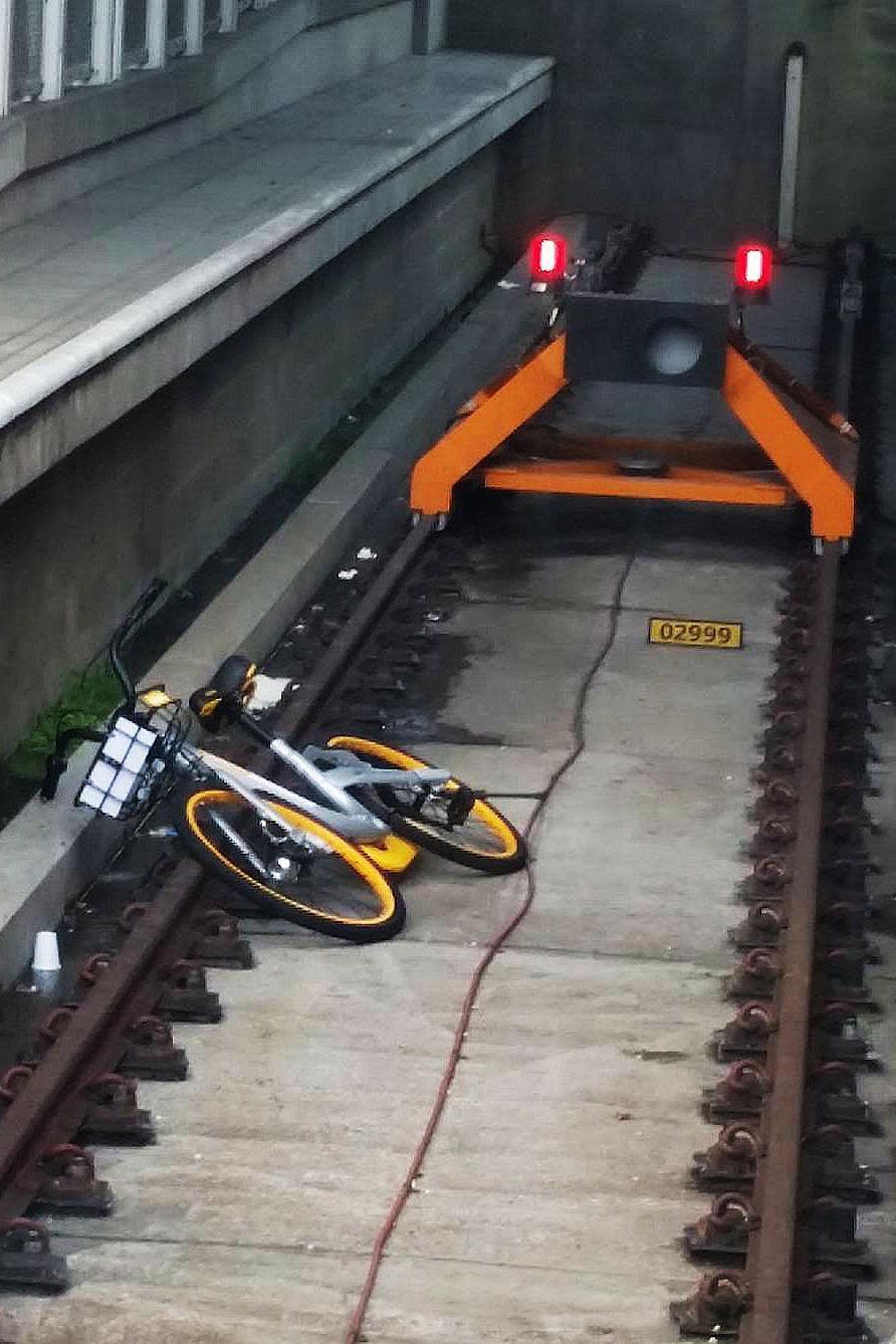 A damaged oBike left at Lewisham DLR. (Bernard Cullen)