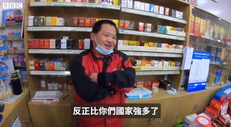 北京當地店家對於政府防疫相當有信心，反酸BBC記者「反正比你們國家（指英國）強多了」。（翻攝自@bbcchinese推特）