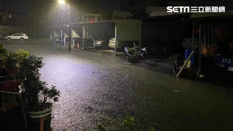 大雨襲擊高屏地區，林邊、東港傳出積水災情。（圖／民眾提供）