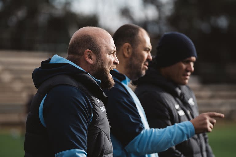 Cheika observa, en un entrenamiento de los Pumas