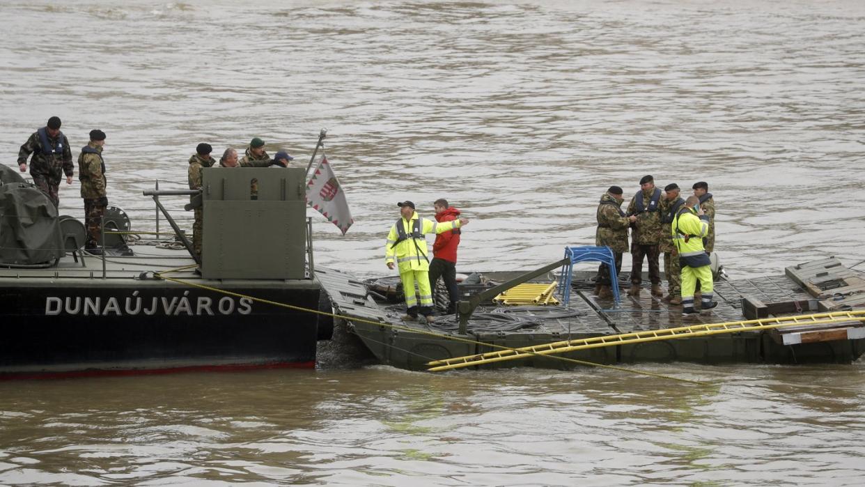 Mitglieder des ungarischen Militärs beteiligen sich auf einem Schiff an der Suche nach Überlebenden. Foto: Laszlo Balogh/AP