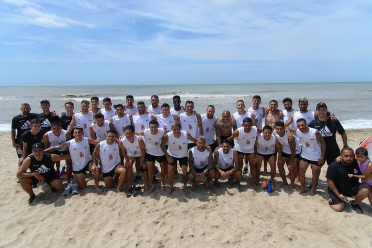 Los jugadores de Deportivo Riestrra posan en el parador Boutique de Pinamar, donde hacen la pretemporada con vistas a su debut en la Liga Profesional