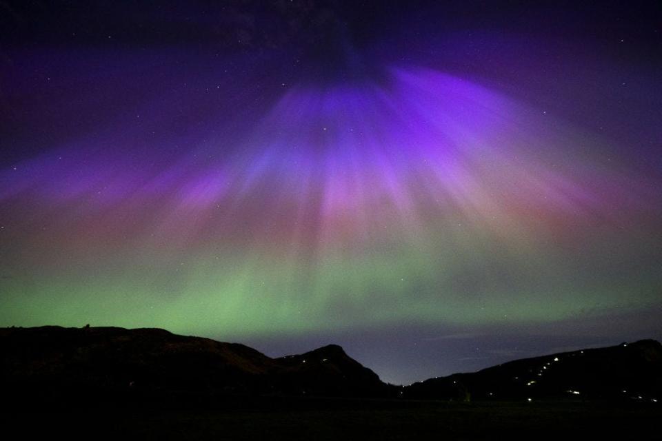 Nordlichter, über Arthur's Seat und Salisbury Crags im Holyrood Park, Edinburgh.