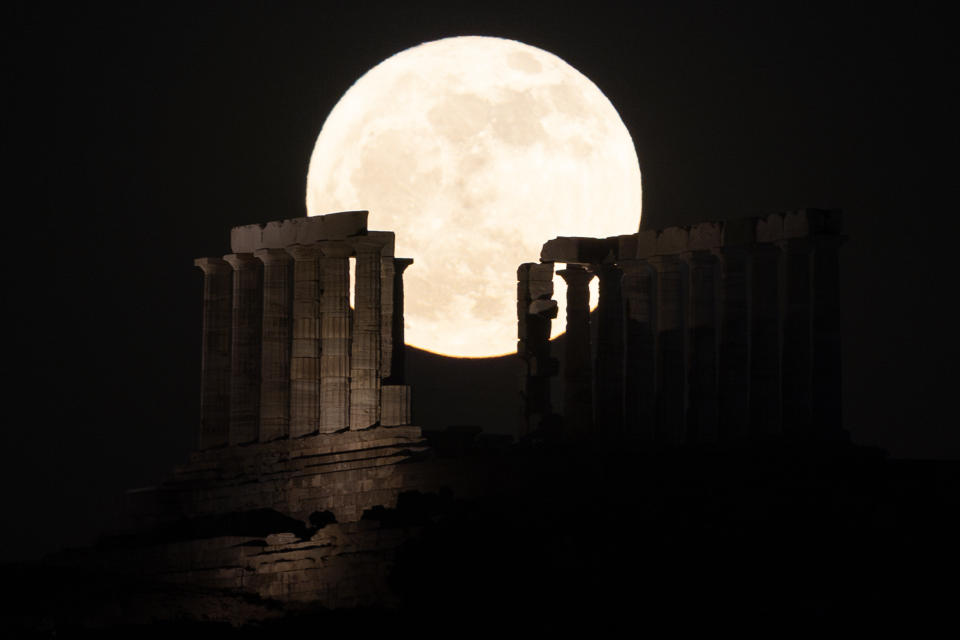 Poseidón con la Luna de las flores