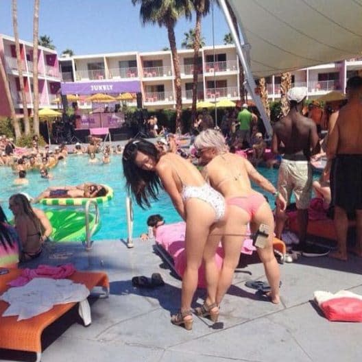 Two holiday makers perfect their back view - Credit: Instagram/Imgur