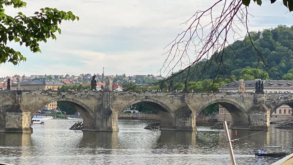 El emblemático Puente Carlos, el puente más antiguo de Praga.