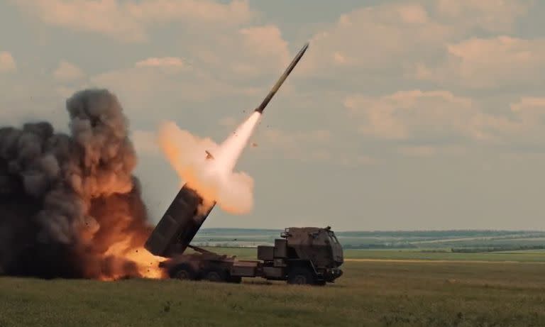 En el video se ven las lanzaderas Himars, proporcionadas por Occidente