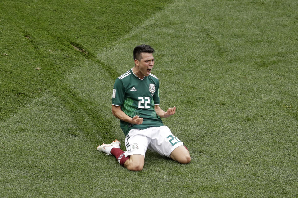 Hirving Lozano celebrando tras haber anotado el primer gol del partido con Alemania. (AP Photo/Michael Probst)