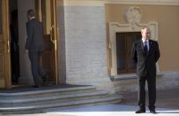 U.S. President Barack Obama (L) walks into Konstantin Palace after shaking hands with Russia's President Vladimir Putin during arrivals for the G20 summit in St. Petersburg September 5, 2013. (REUTERS/Pablo Martinez Monsivais)