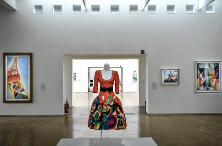 Une robe d'Yves Saint Laurent exposée au centre Pompidou au milieu de tableaux de Sonia Delaunay, le 25 janvier 2022 à Paris - Stéphane de Sakutin - AFP