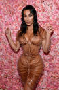 Kim Kardashian rundet das Tropfenkleid aus Latex von Thierry Mugler mit Haaren im Wet-Look ab. (Bild: Getty Images)