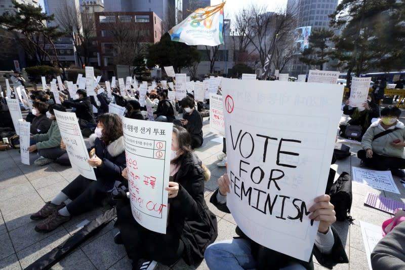 2022南韓總統大選，最大保守派政黨「國民力量」總統候選人尹錫悅被質疑製造厭女話題，女性主義人士2月12日舉行示威。（AP）