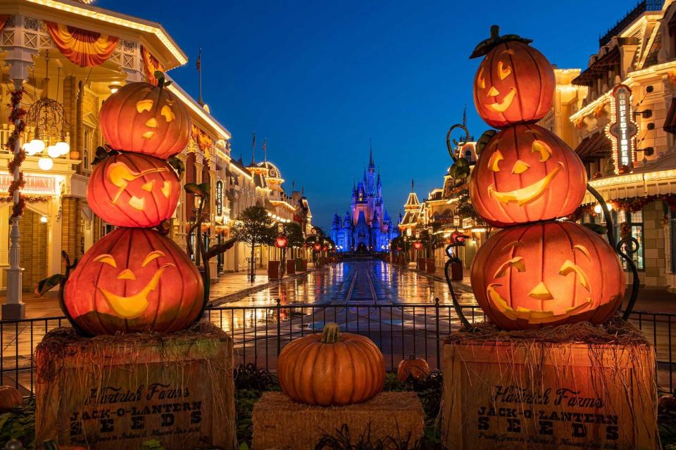 Fall/Halloween decor, jack-o-laterns, on Main Street at Walt Disney World