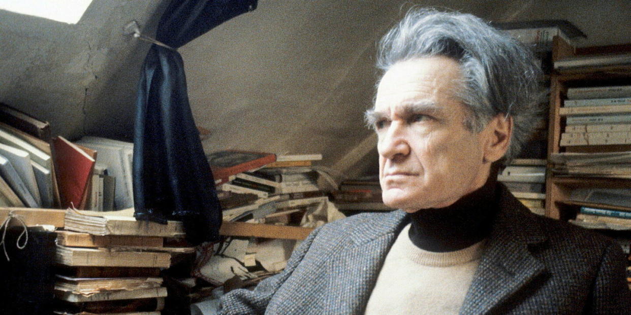 Cioran dans sa mansarde de la rue de l’Odéon, à Paris, en 1982. - Credit:©Marion KALTER/Opale.photo