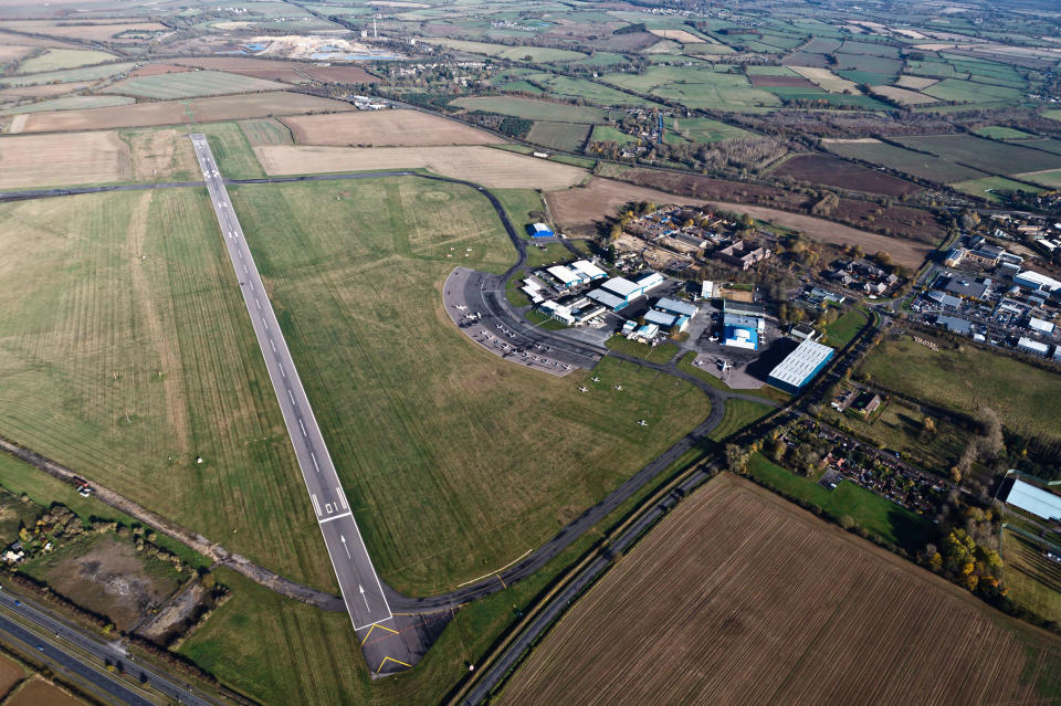 Doch das ist noch gar nichts in Hinblick auf London Oxford. Ganze 99 Kilometer ist der Flughafen von London entfernt. Zur Flugdauer kommt also nochmal in etwa 80 Minuten Fahrzeit hinzu.