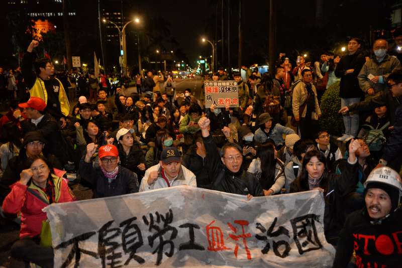 抗議勞基法修法，青島東和中山南路已被癱瘓，準備丟冥紙。