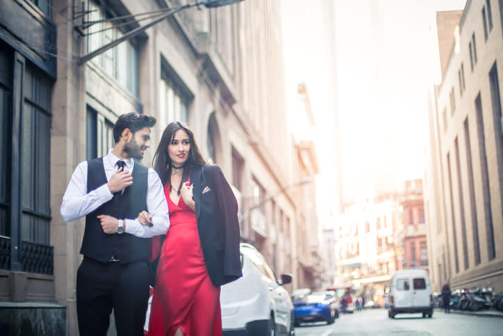 Lo de ser un caballero o no es cosa tuya, pero para tener a tu pareja comiendo de tu mano debes reducir (un poco) la frecuencia con la que os veis. (Foto: Getty)