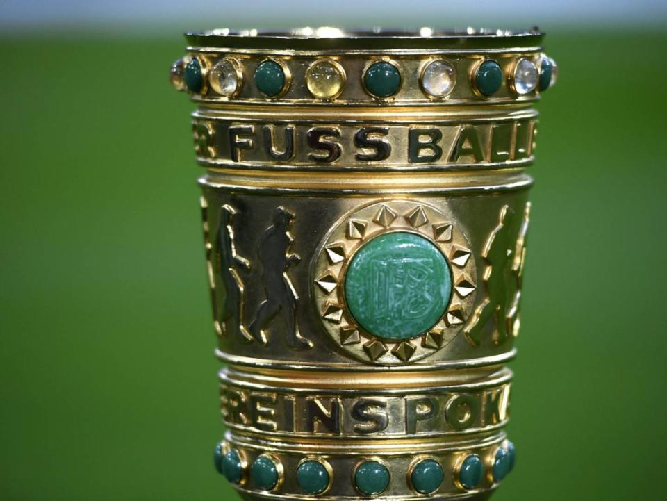 Nachwuchsspieler überreichen den Pokal