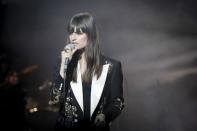 <p>C’est dans une veste totalement haute couture que Clara Luciani a interprété son tube “Grenade”. Peu après, la chanteuse a reçu un trophée dans la catégorie “révélation scène”. Un prix remis par Philippe Manœuvre.<br>Crédit : AFP </p>