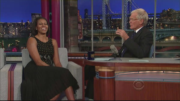 Und nochmal bei Letterman: Diesmal im süßen schwarzen Plissee-Kleid mit goldenen Akzenten am Oberteil. (Bild: ddp)