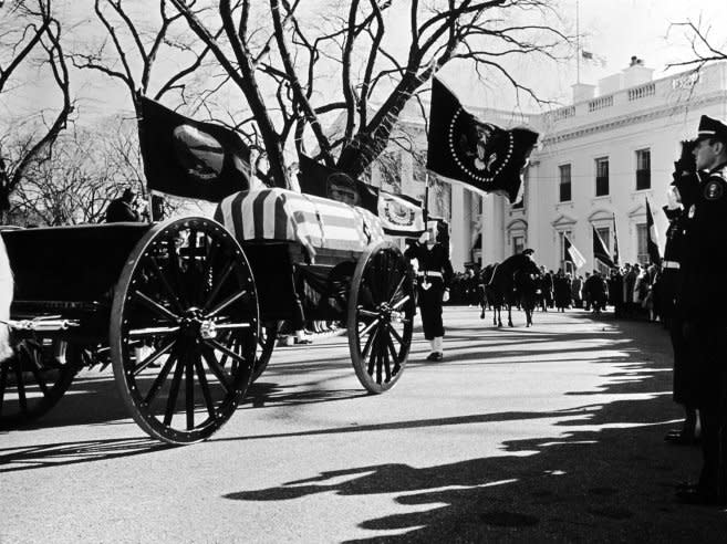 John F. Kennedy's cortege leaves the White House, November 1963. (John Loengard—Time & Life Pictures/Getty Images) <br> <a href="http://life.time.com/history/john-f-kennedys-funeral-photos-from-arlington-cemetery-november-1963/#1" rel="nofollow noopener" target="_blank" data-ylk="slk:Click here to see the full collection at LIFE.com;elm:context_link;itc:0;sec:content-canvas" class="link ">Click here to see the full collection at LIFE.com</a>