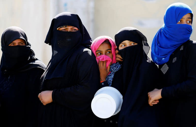 Frauen stehen in der syrischen Grenzstadt Dscharabulus in einer Schlange der Essensausgabe. (Bild: Umit Bektas/Reuters)