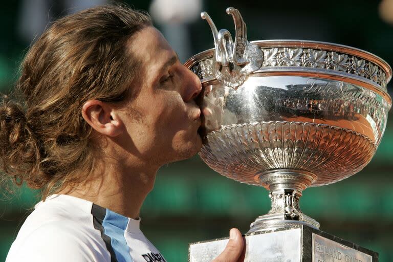 Gaudio besando el trofeo del Abierto de Francia contra Coria, en una final histórica