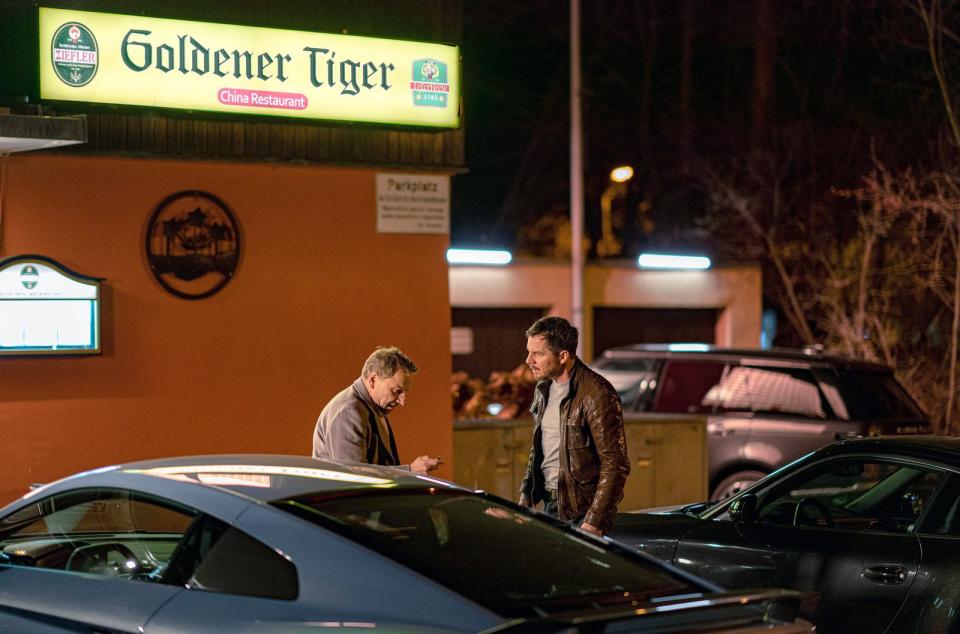 Die Spur führt in ein Restaurant: Die Kommissare Bootz (Felix Klare, rechts) und Lannert (Richy Müller) müssen ihr Problem binnen einer Nacht lösen. (Bild: SWR/Christian Koch)