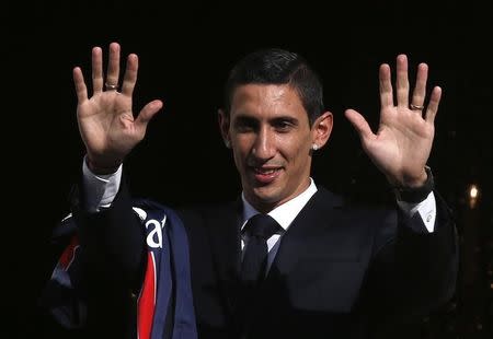 New Paris Saint Germain player, Argentina's Angel Di Maria, poses for supporters after a news conference in Paris, France, August 6, 2015. REUTERS/Christian Hartmann