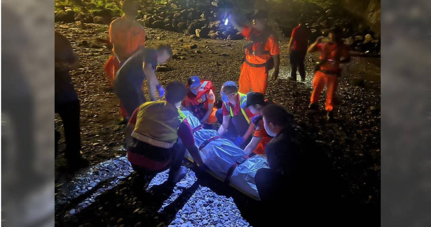 昨日晚上近10時，2名年輕人在宜蘭縣蘇澳鎮豆腐岬海邊閒晃丟石頭，突然發現1具浮屍飄上岸，嚇得趕緊報警。（圖／北部分署第一岸巡隊提供）